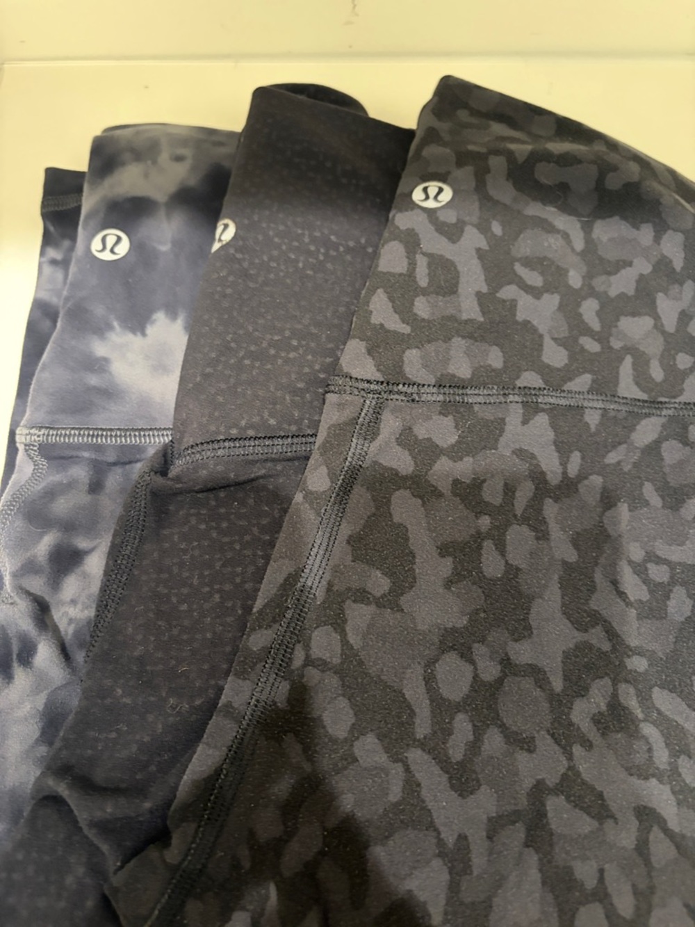 lululemon athletica 3 women’s Black & Dark Gray Patterned leggings. - Picture 2 of 6